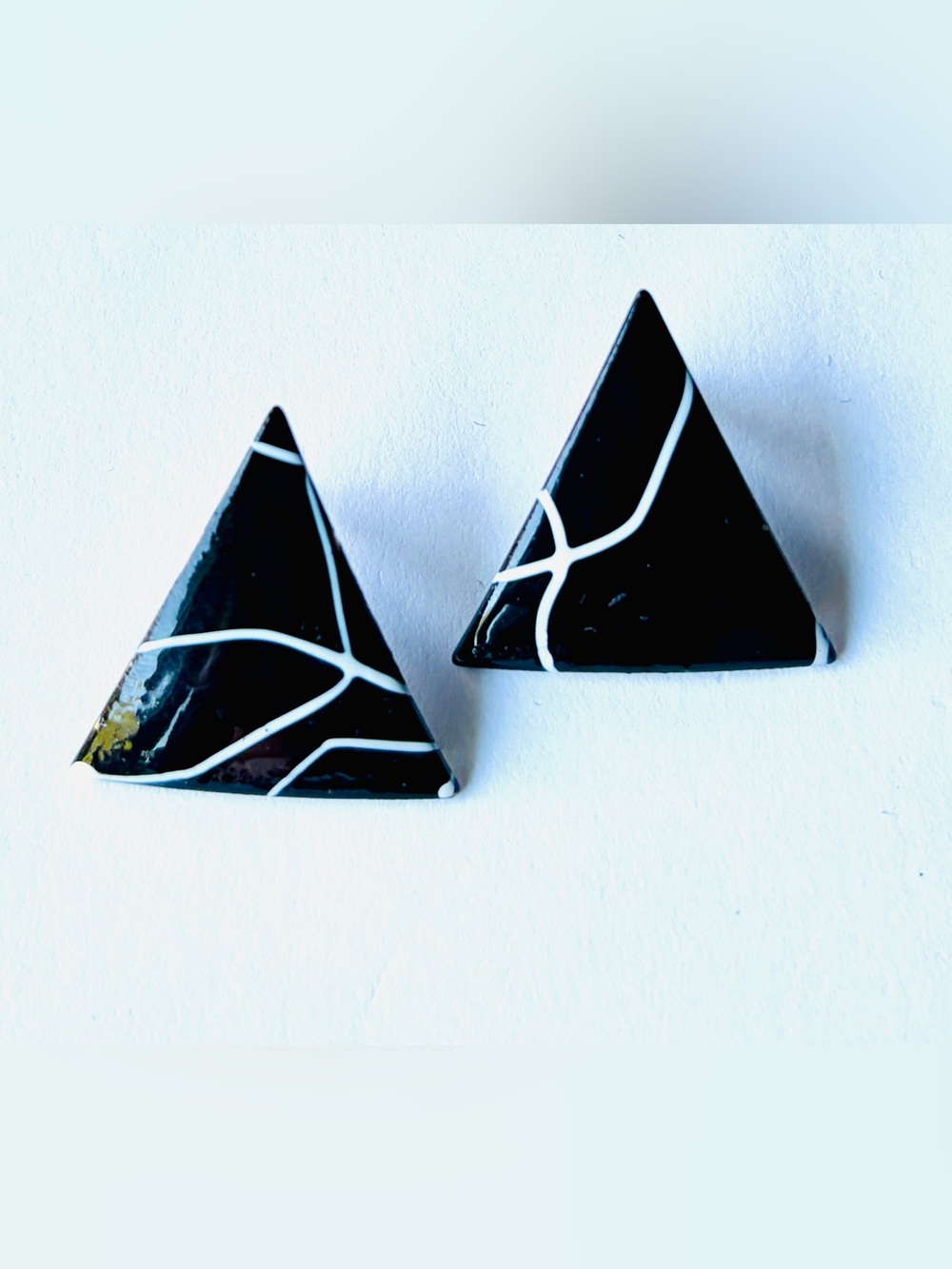 Vtg 1980s black triangle studs white crackle marble vein geometric new wave